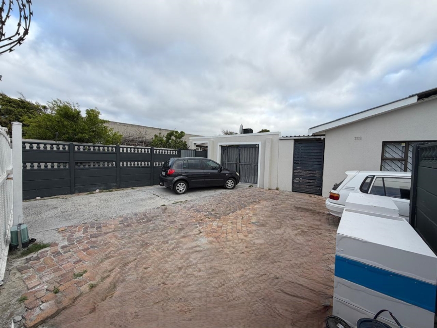 5 Bedroom Property for Sale in Lotus River Western Cape